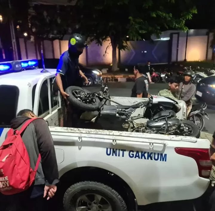 Driver Ojol Tewas Tertabrak Mobil yang Melaju Kencang di Trafic Light Jl Sultan Agung Semarang