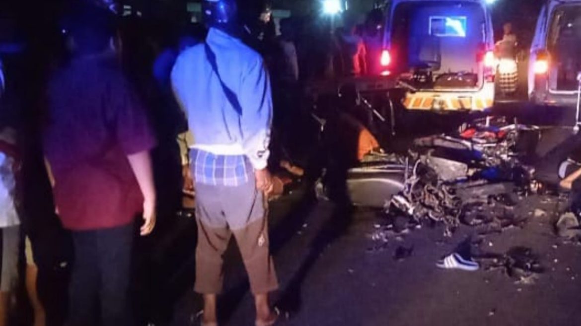 Dua Motor Adu Banteng saat Perayaan Malam Tahun Baru 2024 Di Jombang, 1 Orang Tewas