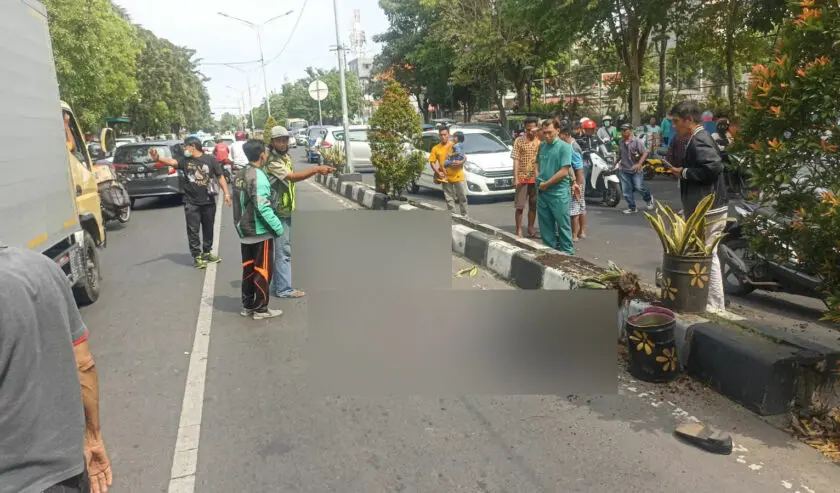 Dua Pelajar Berboncengan Motor Mio Tertabrak Mobil Honda HRV di Dharmawangsa Surabaya