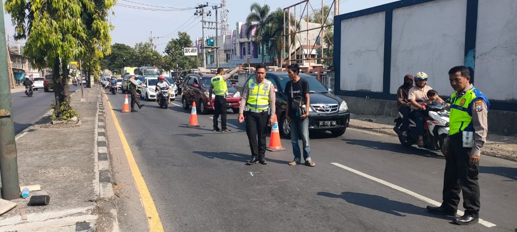 Dua Remaja Bersarung Tewas Terserempet Truk Tangki Air di Pasuruan