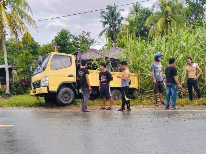Dua Siswi SMK Negeri 1 Semparuk Meninggal Kecelakaan di Jalan Raya Mensere