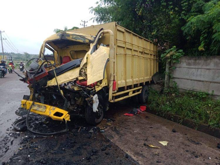 Dua Truk Tabrakan di Muarojambi, Salah Satu Muatan BBM Ilegal