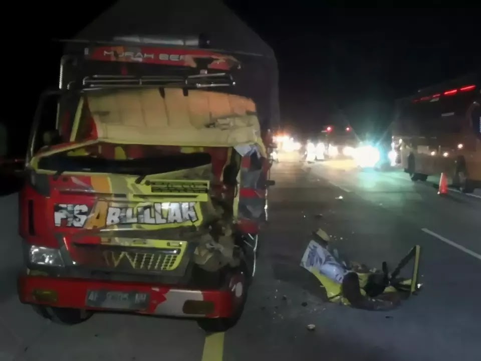 Dua Truk Terlibat Kecelakaan di Tol Solo-Ngawi, Sopir dan Kernet Meregang Nyawa