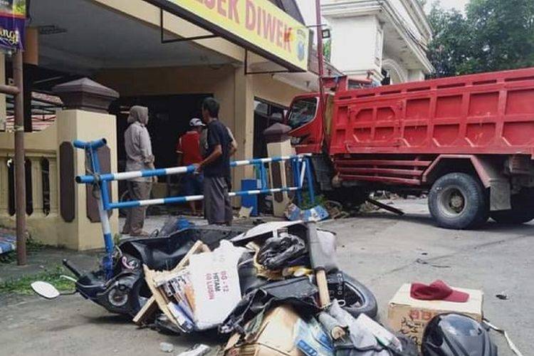 Dump Truk Hantam 2 Motor Lalu Tabrak Kantor Polisi di Jombang, Korban Kritis Ibu dan Anak