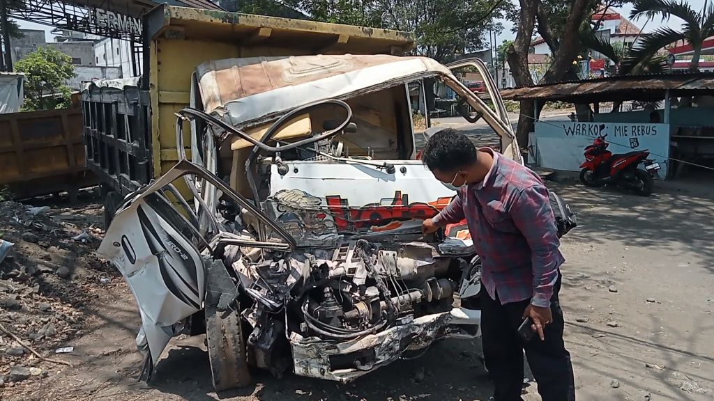 Dump Truk di Pasuruan Pecah Ban, Oleng ke Kanan, Tabrak Tiga Kendaraan