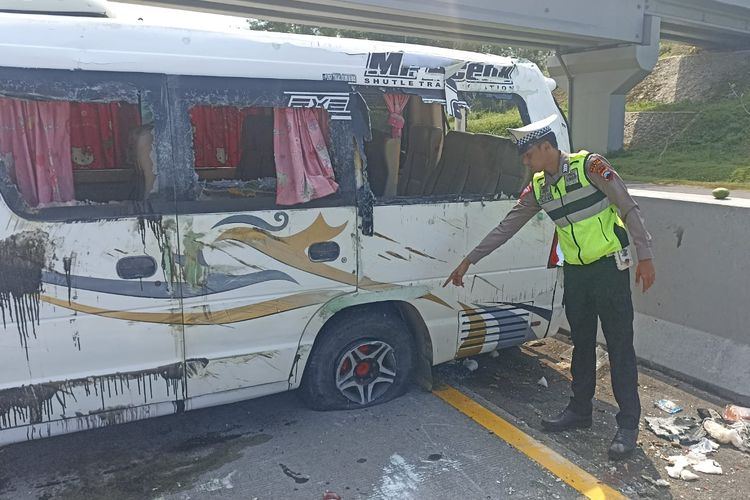 ELF Rombongan Pengantar Calon Haji Kecelakaan di Tol Solo-Semarang Salatiga, 9 Orang Terluka
