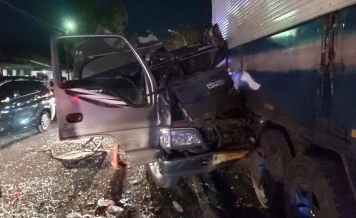 Tabrakan Beruntun, ELF Tabrak Truk Tronton Parkir di Pamekasan, 1 Orang Tewas