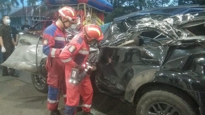 Fortuner Tabrak Truk di Tol Jagorawi Arah Bogor, 2 Orang Tewas