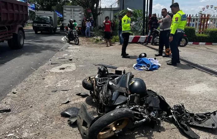 Gadis Pemotor Aerox Tewas Usai Tabrak Truk Box di Depan SPBU Durenan Trenggalek