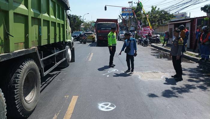 Gagal Salip Truk, Pengendara Gresik Tewas Terlindas