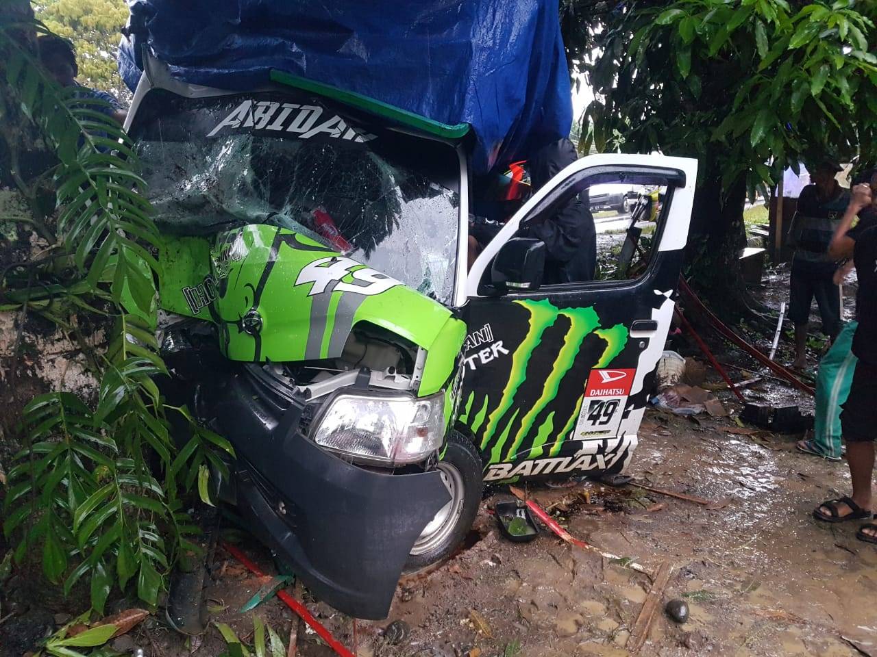 GranMax Tabrak Pohon di Bone, Sopir Terjepit Dalam Mobil Alami Patah Tulang
