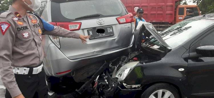 Hampir Bersamaan Terjadi Kecelakaan Beruntun di Tol Sidoarjo, 4 Kendaraan Ringsek