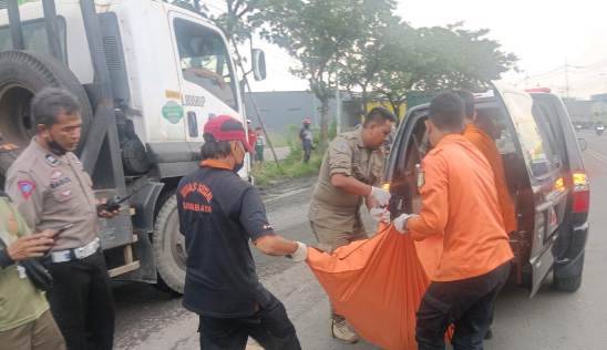 Hendak Menyalip, Pemotor Honda Vario Tewas Usai Senggol Truk di Surabaya