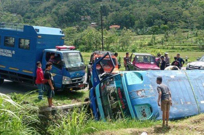 Hendak Putar Balik, Bus Rombongan Pelayat Malah Terguling di Kulon Progo