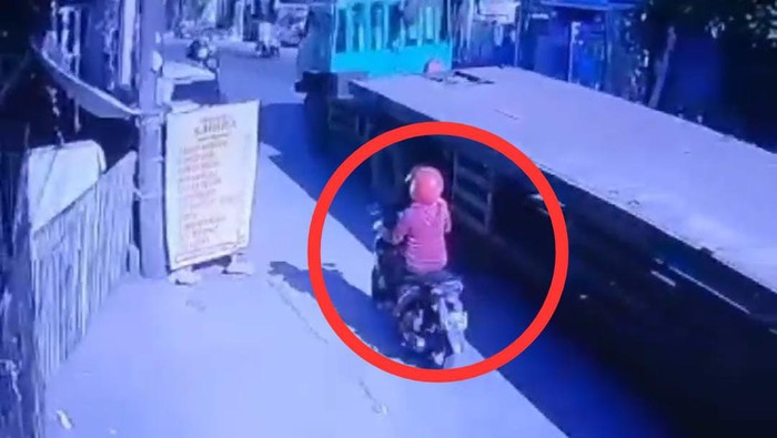 Hendak Salip Truk Trailer, Pemotor Wanita di Makassar Tewas Terlindas