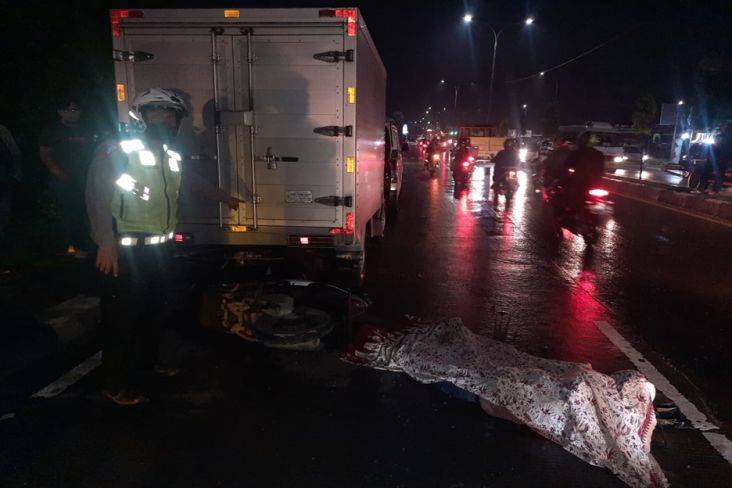 Honda Beat Pop Tabrak Pikap Parkir di Bekasi, 1 Korban Tewas Seorang Pemotor