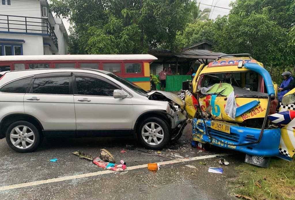 Honda CRV dan Angkot Tabrakan di Karimun, Sopir Patah Kaki 9 Korban Lain Luka Ringan