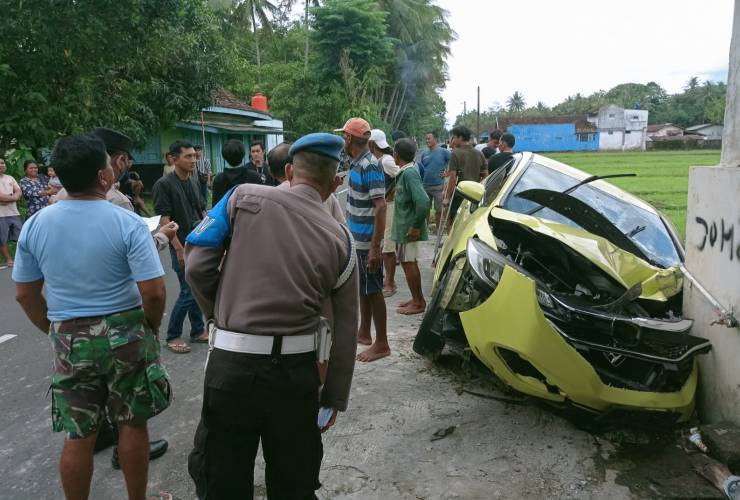 Honda Jazz Tabrak Lansia hingga Tewas Lalu Hantam Pagar Rumah di Sleman