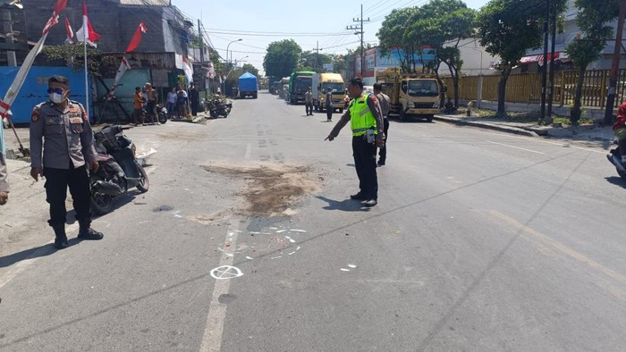 Jadi Korban Tabrak Lari, Emak-emak di Gresik Tewas Terlindas Truk