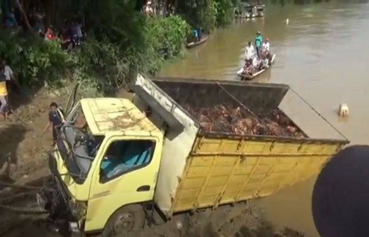Kapal Ponton Mendadak Oleng di Tebo, 8 Truk Tercebur ke Sungai, Seorang Sopir Tewas