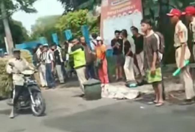 Kecelakaan Berboncengan Ibu dan Anak Tabrakan dengan Truk di Malang, Seorang Siswa SMP Tewas