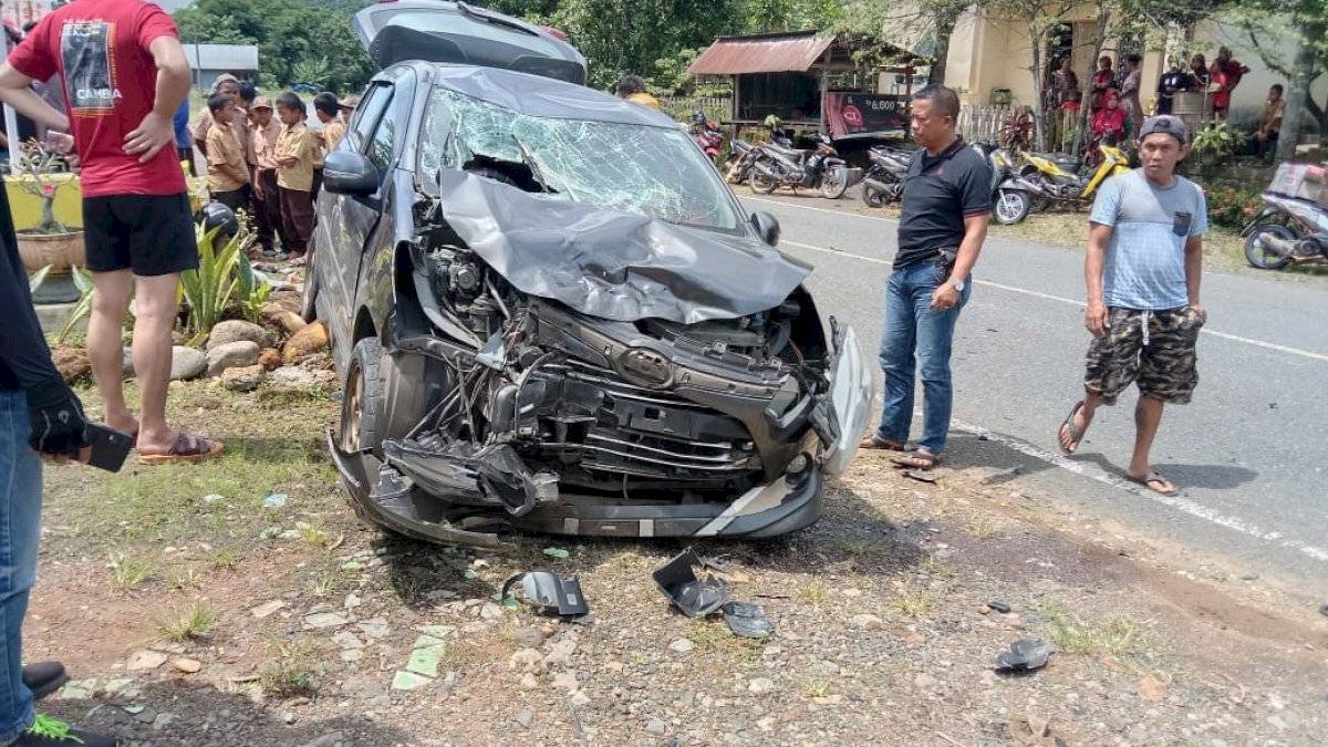 Kecelakaan Berboncengan Tabrakan dengan Toyota Agya di Maros, Kedua Pemotor Tewas