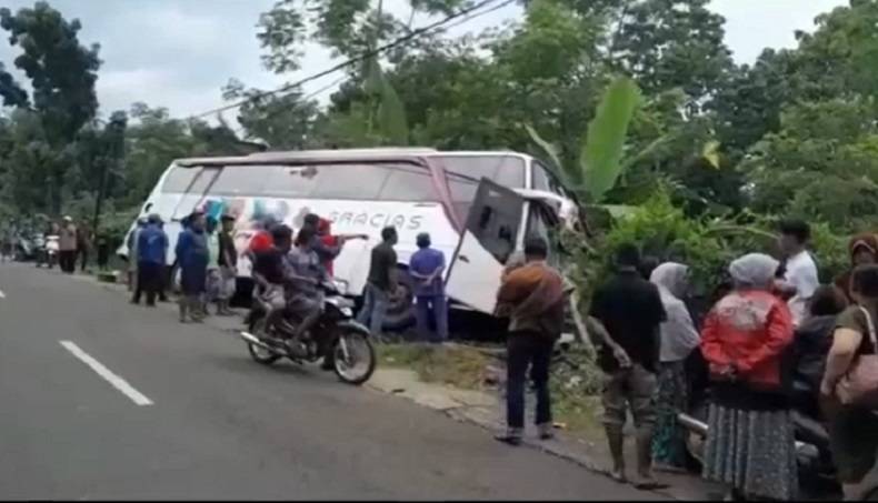 Kecelakaan Beruntun Bus Rombongan Pelajar dan Guru Hantam Lima Kendaraan di Probolinggo, 6 Orang Terluka