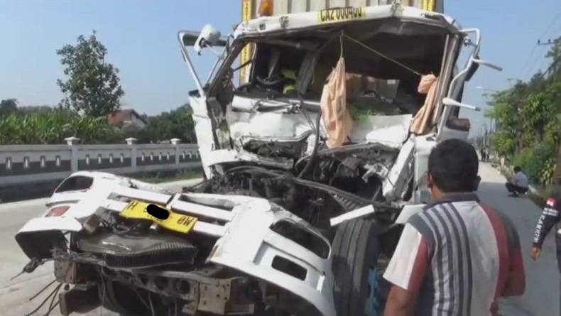 Kecelakaan Beruntun Lima Truk di Perak Jombang, 1 Sopir Terluka