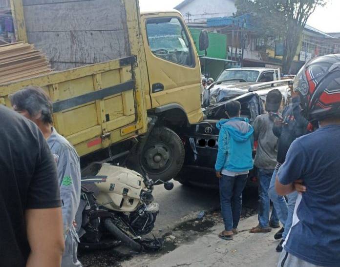 Kecelakaan Beruntun Truk Muatan Besi Tabrak Mobil Fortuner dan Tiga Motor di Balikpapan