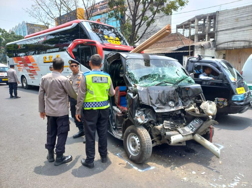 Kecelakaan Beruntun di Bandung, Satu Orang Pengemudi Tewas Terjepit