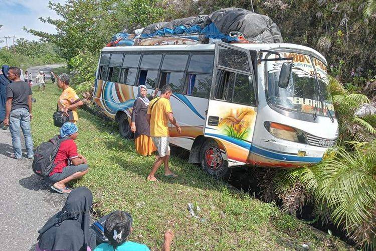 Kecelakaan Bus Muatan 25 Penumpang Tabrak Tebing di Seram Bagian Barat, Diduga Rem Blong