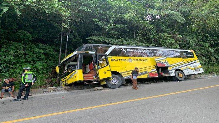 Kecelakaan Bus Pariwisata Berpenumpang 43 Orang Masuk ke Parit di Jalan Raya Padang Panjang, Begini Kondisi Korban