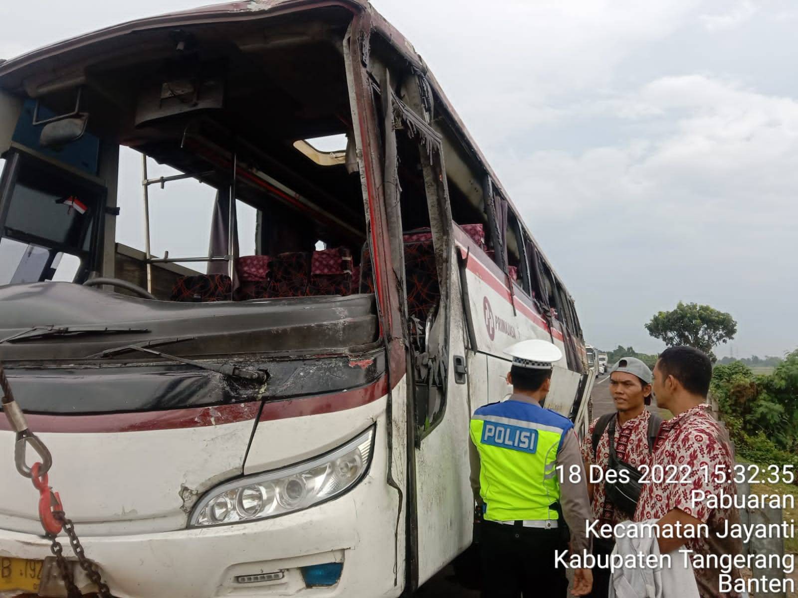 Kecelakaan Bus Primajasa Terguling di Tol Tangerang-Merak, 1 Tewas 9 Luka