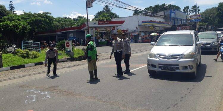 Kecelakaan Driver Ojol Tewas usai Tertabrak saat Menyebrang di Malang
