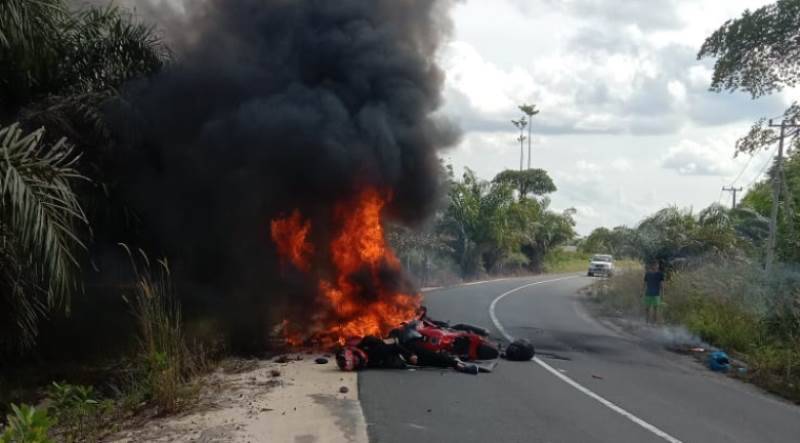 Kecelakaan Dua Motor Adu Kuat hingga Terbakar di Jalan Buntut Bali Katingan, 1 Orang Tewas