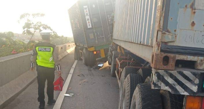 Kecelakaan Dua Truk Kontainer di Tol Warakas Jakut, Diduga Sopir Ngantuk