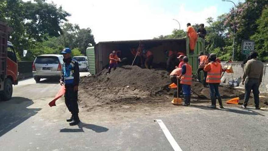 Kecelakaan Dump Truk Muatan Pasir di Tol Tembalang Semarang, Diduga Gak Kuat Nanjak