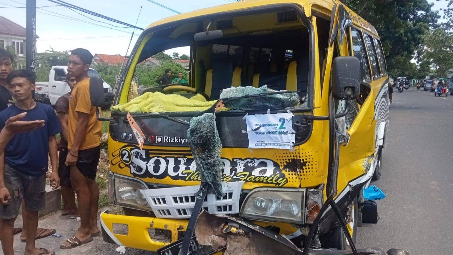 Kecelakaan ELF Rombongan Ziarah Wali vs Suzuki Carry vs Yamaha Lexy di Bangkalan, Pemotor Luka Parah