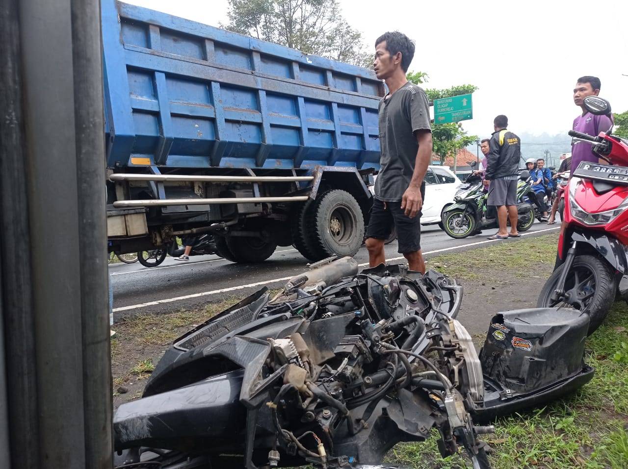 Kecelakaan Honda Vario dan Truk di Jalan Raya Somagede-Banyumas hingga Motor Hancur, Begini Kondisi Korbannya