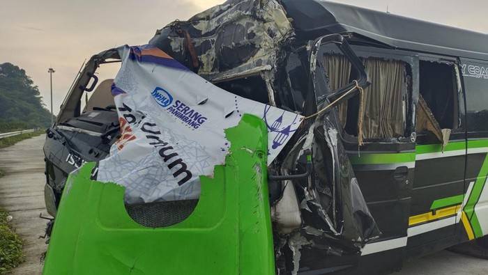 Kecelakaan Isuzu ELF Tabrak Pantat Truk Lalu Hantam Pembatas Jalan di Tol Rangkasbitung Lebak, 2 Tewas 4 Luka Berat