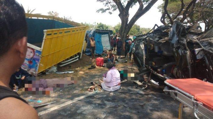 Kecelakaan Maut, 2 Orang Tewas Setelah Mobil Tabrak Truk yang Berhenti