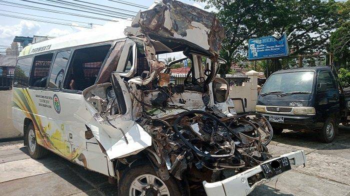 Kecelakaan Maut Di Jalan Gubernur Syarkawi Banjar Kalsel, Minibus Jamaah Umrah Tabrak Truk Tronton, 5 Korban Tewas