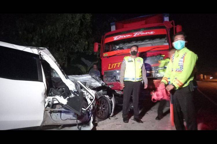 Kecelakaan Maut Mobil Honda Mobilio Tabrak Pohon lalu Hantam Truk Parkir di Ngawi, 5 Orang Tewas