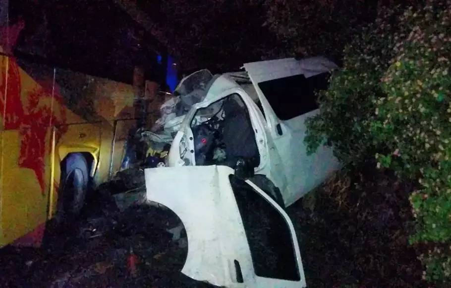 Kecelakaan Maut bus Surabaya Indah vs Mobil Travel di Jalan Raya Lintas Poto Tano Sumbawa Barat, 5 Orang Tewas