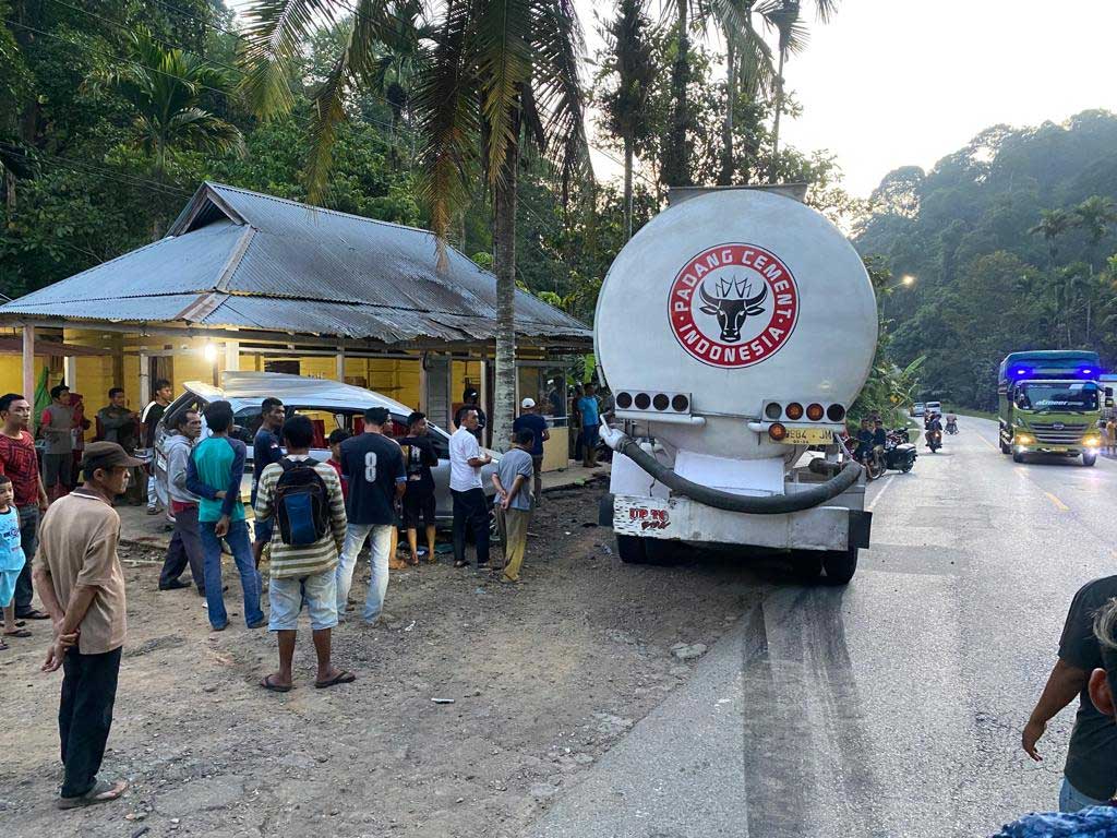 Kecelakaan Maut di Tanjung Gadang Sijunjung, Mobil Avanza Tabrak Truk Molen, 3 Penumpang Tewas, 4 Luka-luka