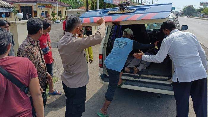Kecelakaan Mobil Avanza Tabrak Motor di Jalur Pantura Indramayu, Korban Dilarikan ke RS
