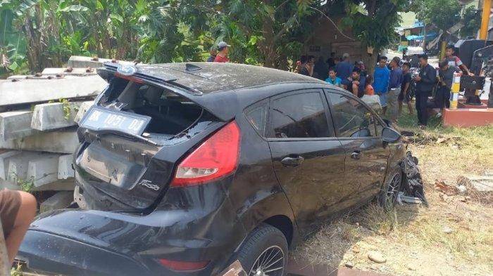 Kecelakaan Mobil Ford Fiesta Tertabrak Kereta Api di Serdang Bedagai