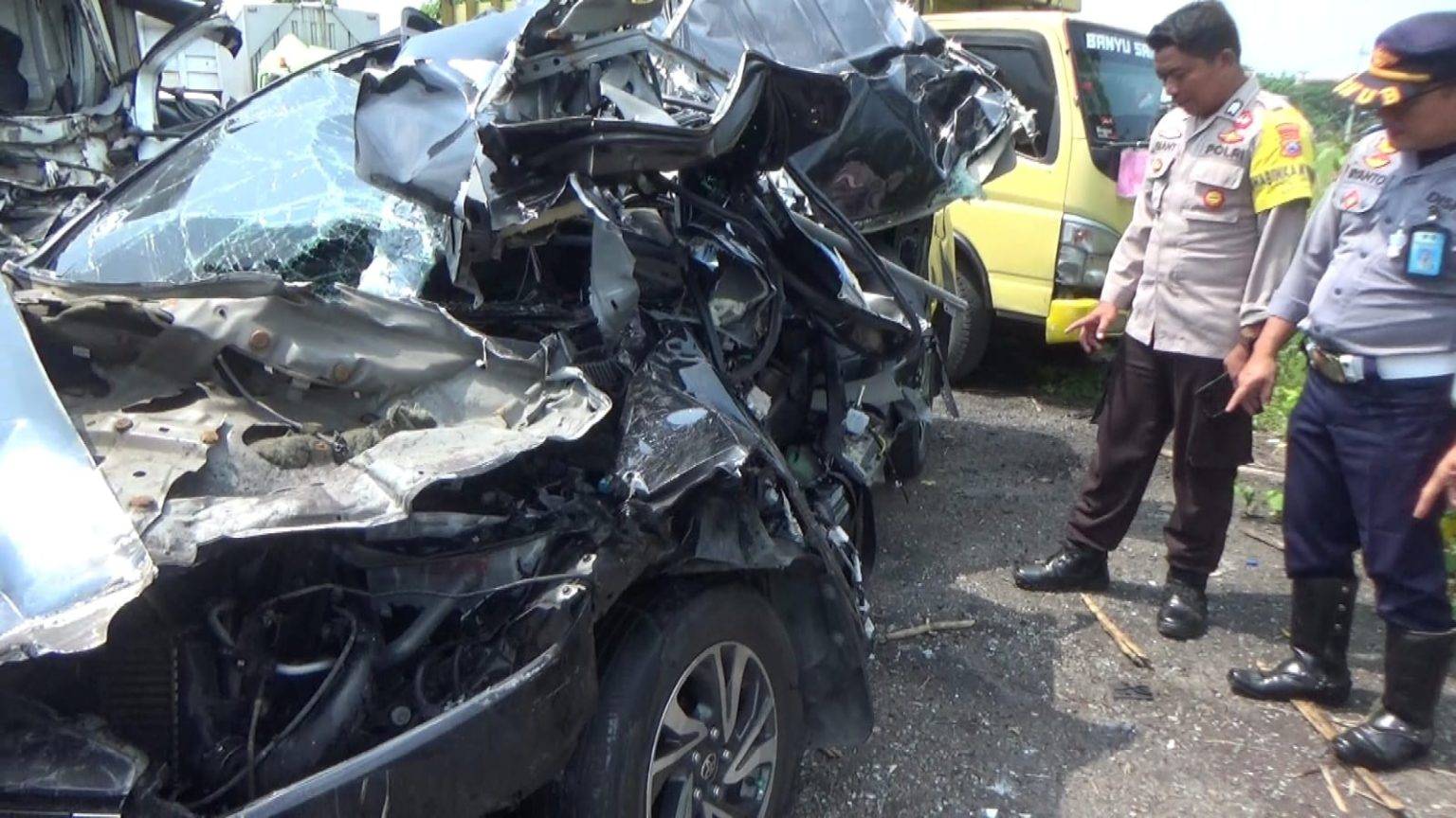 Kecelakaan Mobil Innova Reborn Tabrak Truk Tronton di Tol Ngawi Solo, 1 Pelajar Tewas 3 Luka-Luka