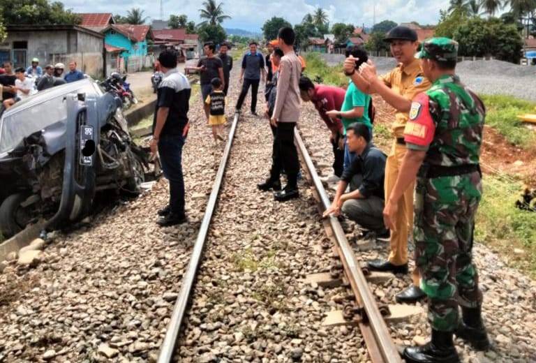 Kecelakaan Mobil Kijang LX Tertabrak Kereta Api hingga Ringsek di Lahat, Begini Kondisi Korban