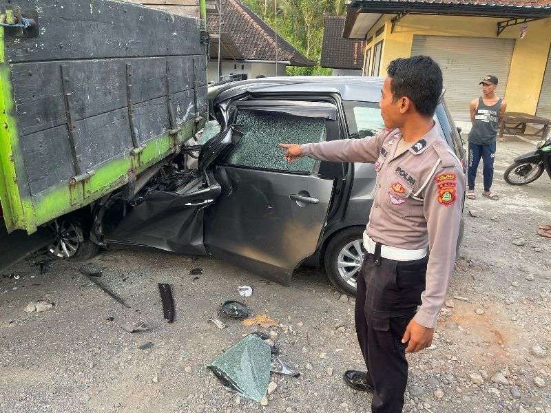 Kecelakaan Mobil Ringsek Tabrak Truk Parkir di Pekutatan, Begini Kondisi Korban